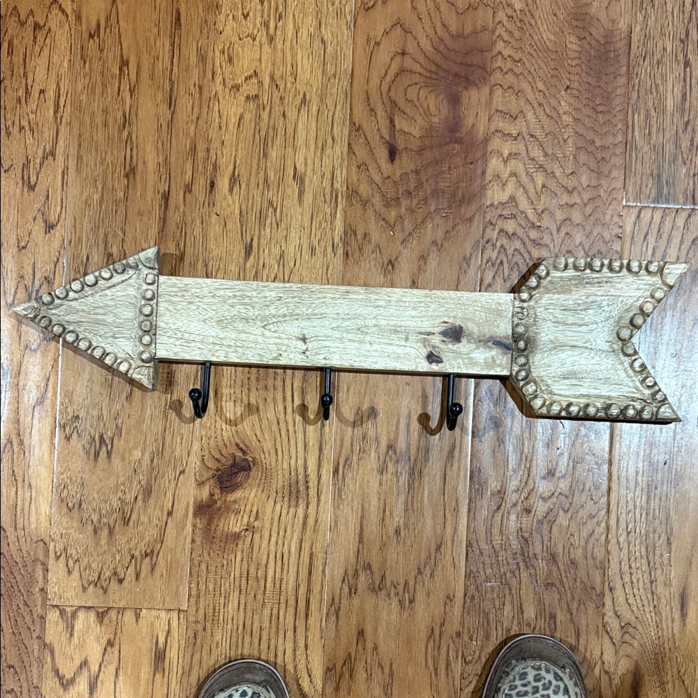 Vintage-Inspired Wooden Arrow Wall Hook